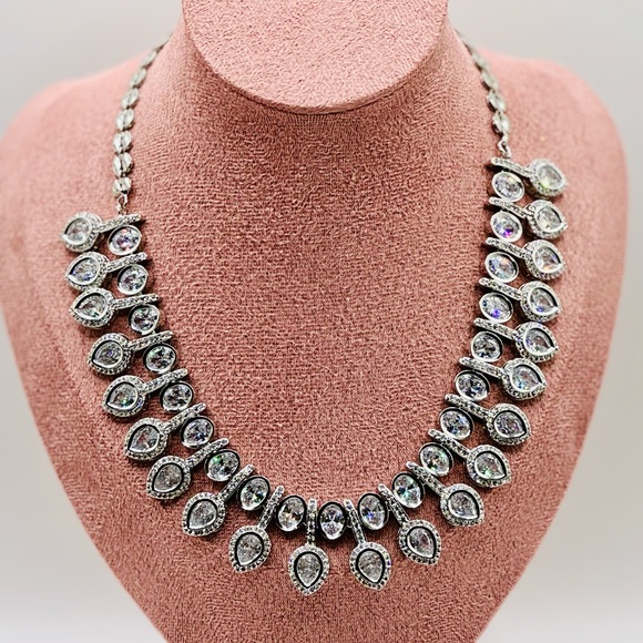 Arrow Shaped Full Coverage Necklace - Picture 5 of 5